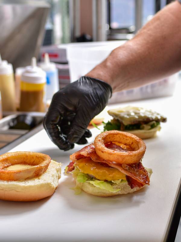 preparing a smoky mountain smash burger