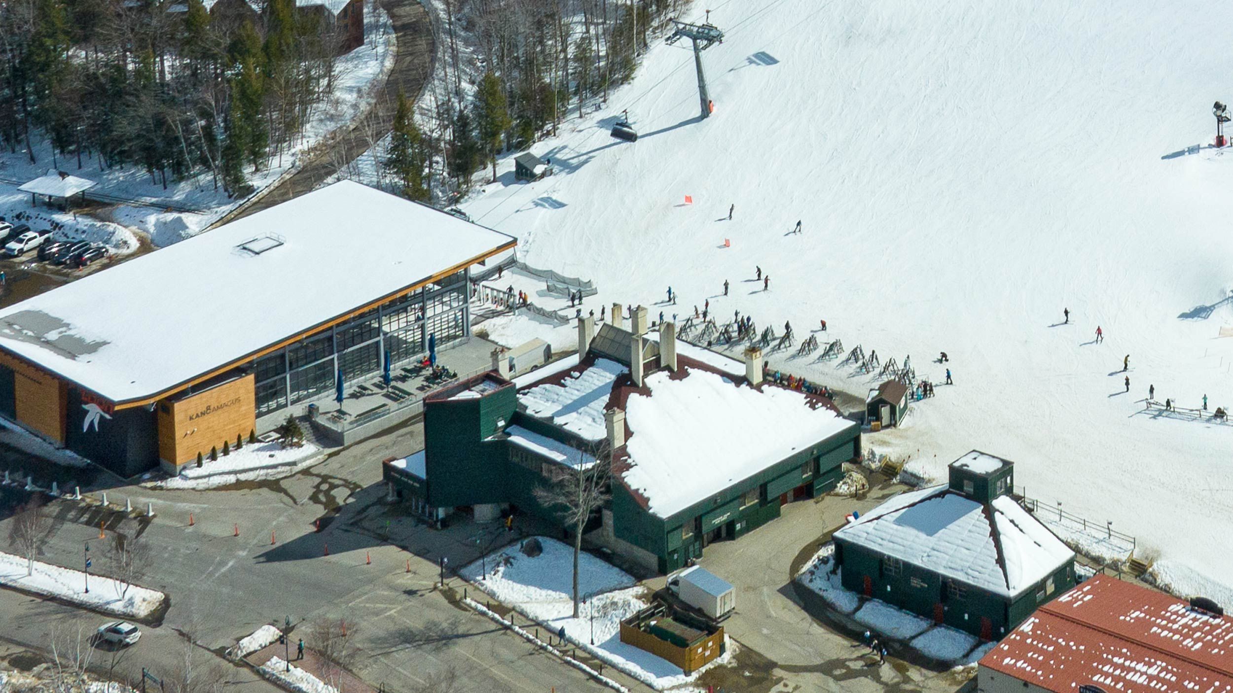 Aerial view of the Kancamagus 8 lift pod and Governor Adams lodge