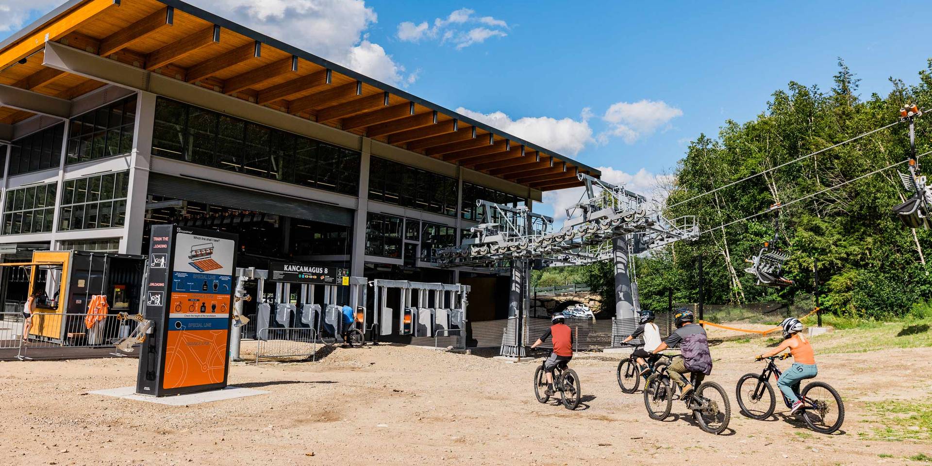 Bikers riding towards Kanc 8