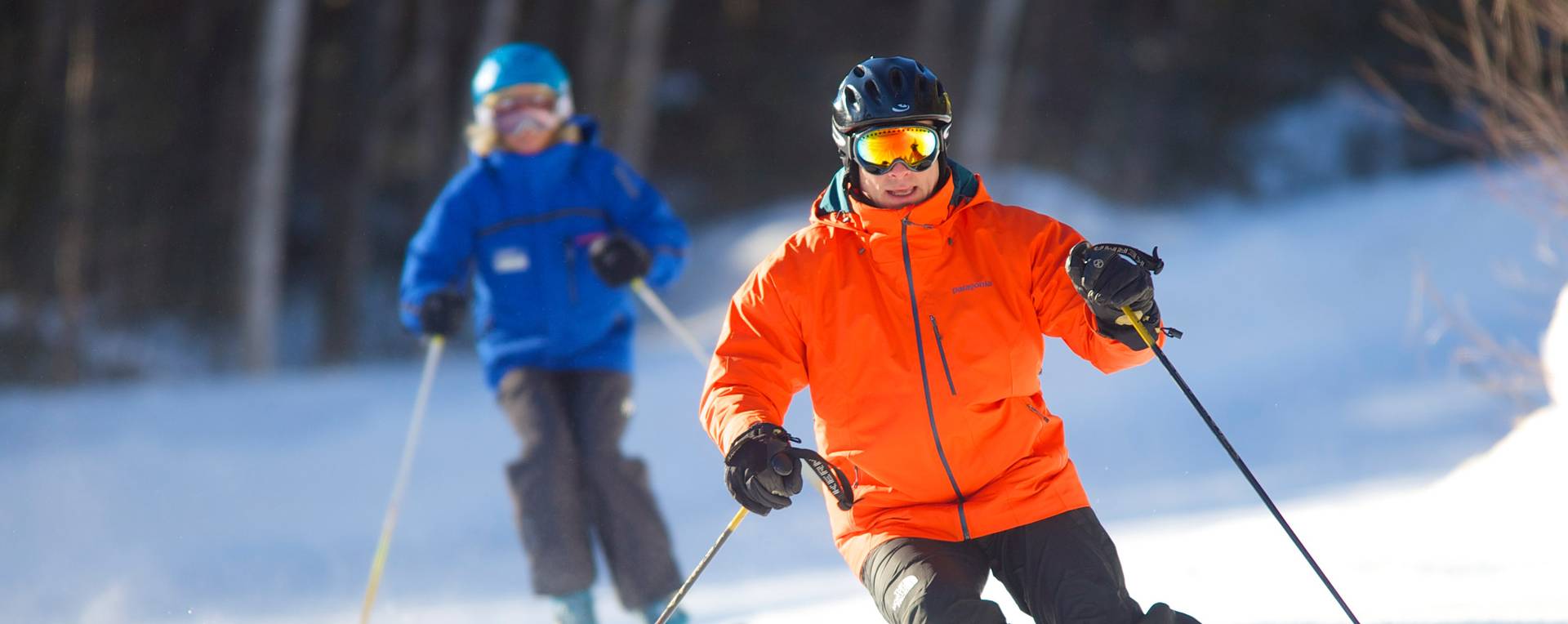 Man and woman skiers