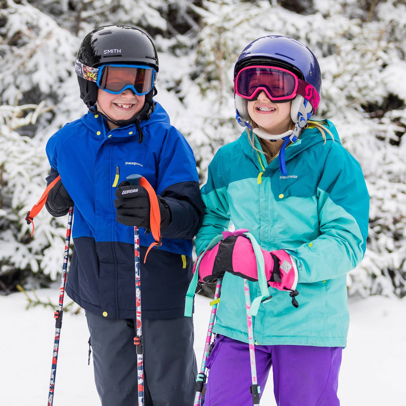 kids standing together skiing