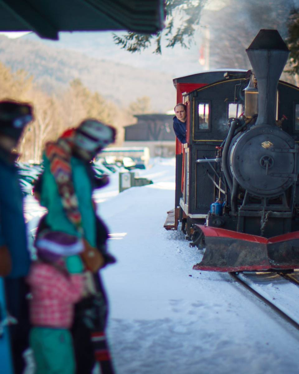 Family waiting for train at Loon