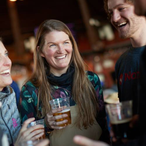People drinking during après