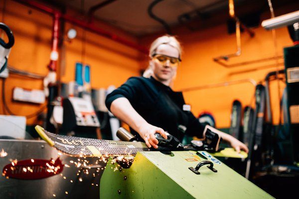 Young Female tunes Skis