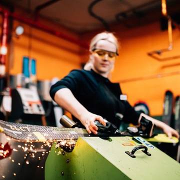 Young Female tunes Skis