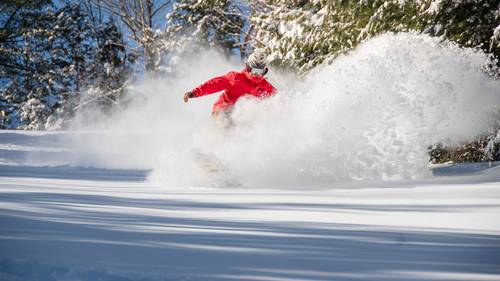 snowboarder kicking up freshies