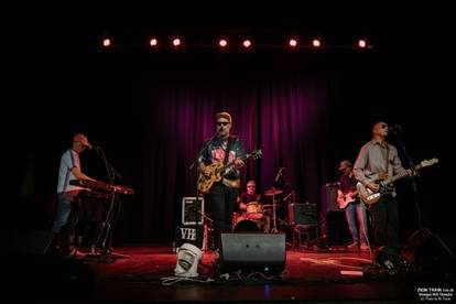 Zion Train band on stange