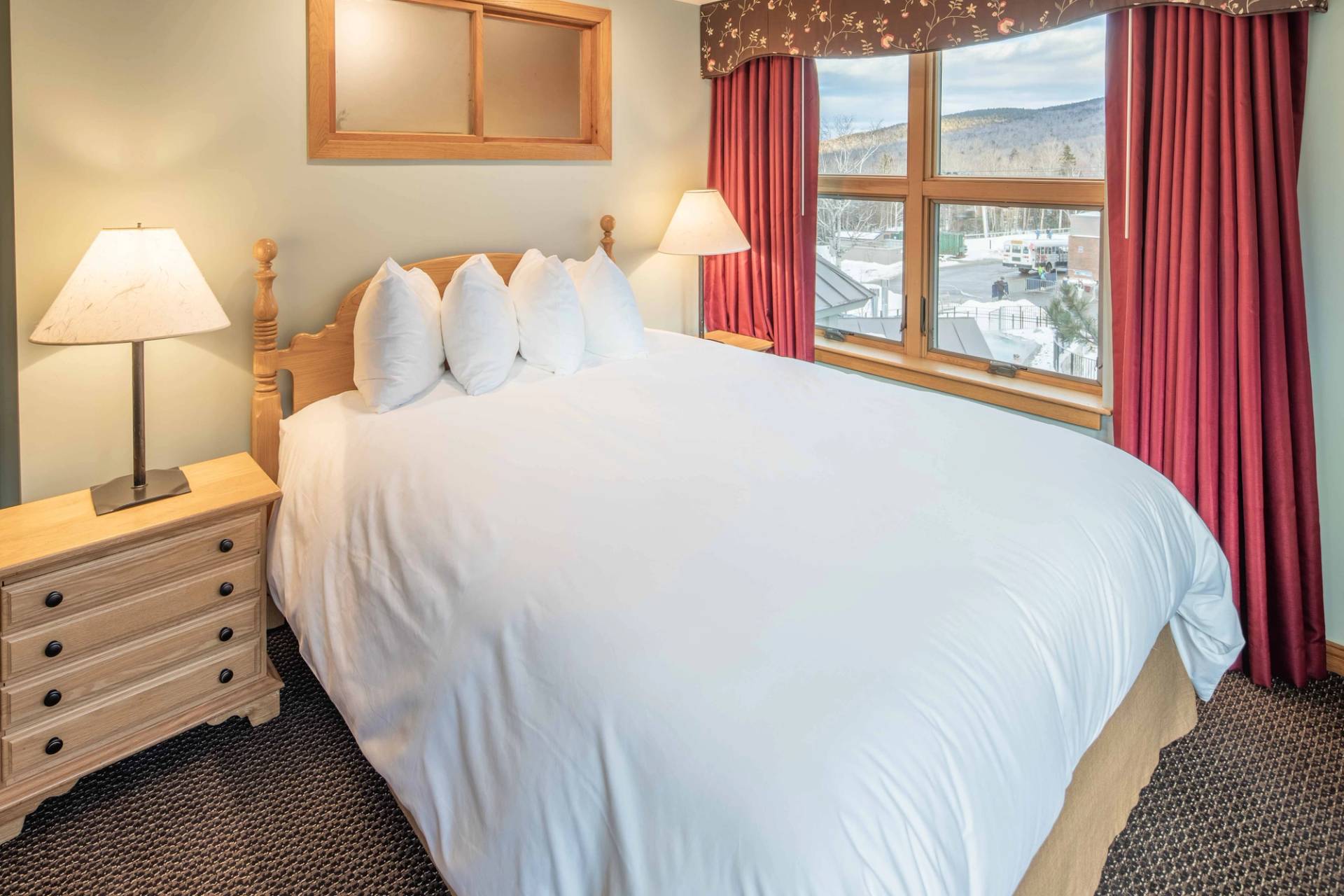 Sugarloaf Mountain Hotel room with bed