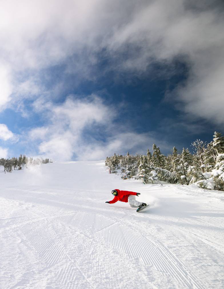 Snowboarder carving on gondi