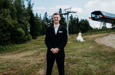 groom waiting for bride