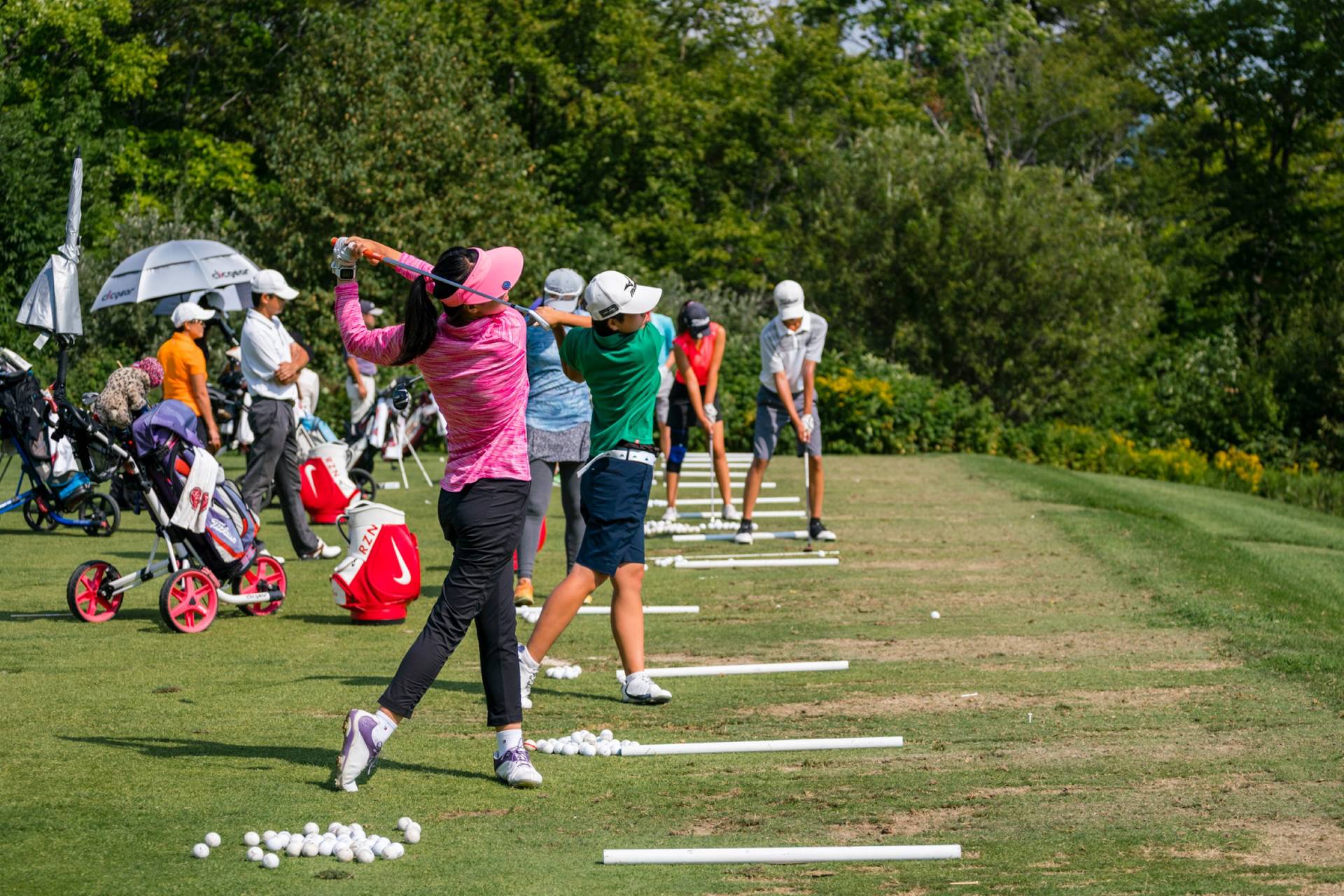 Youth golfers at the tee