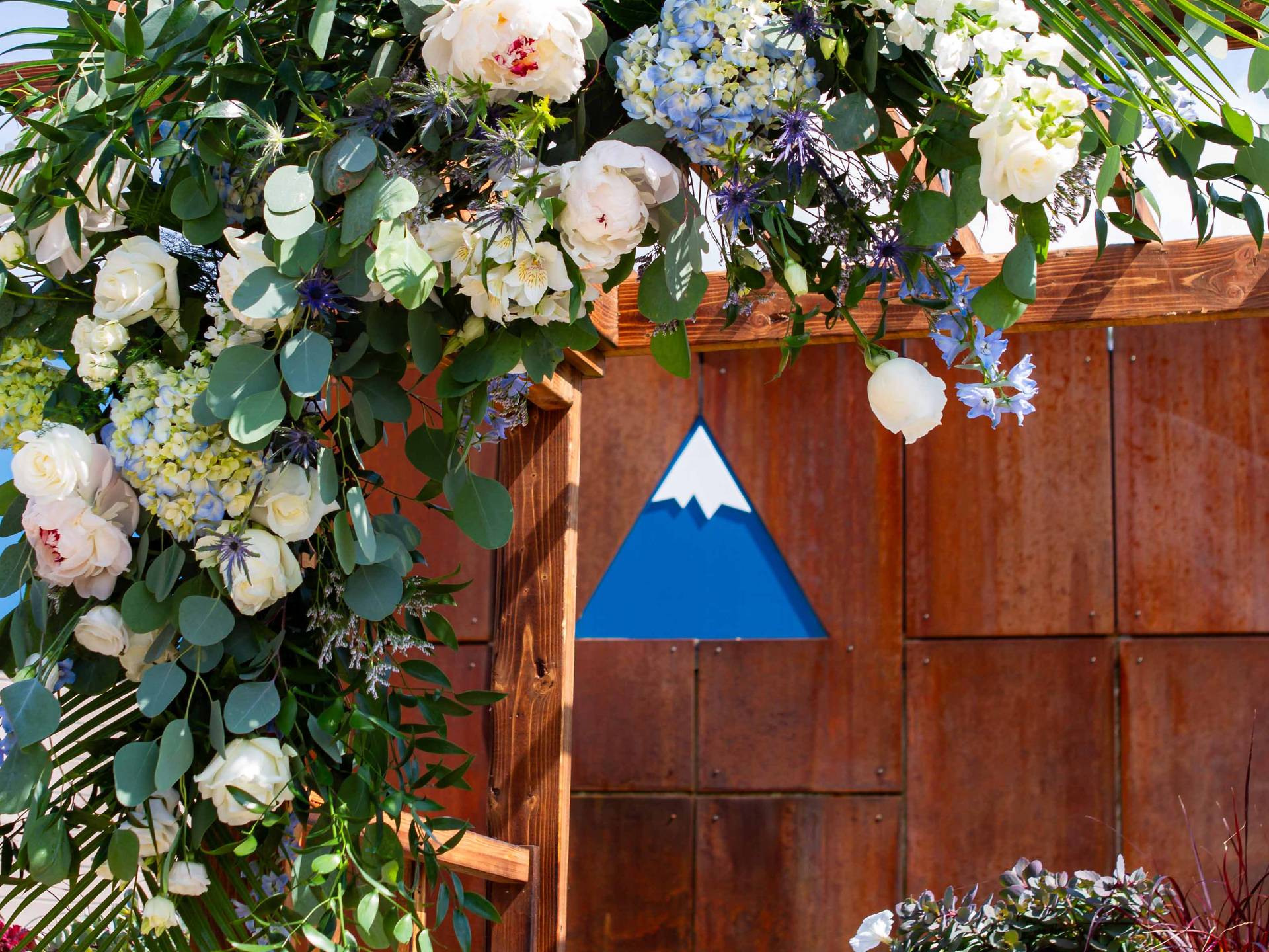 Sugarloaf logo with floral arrangments