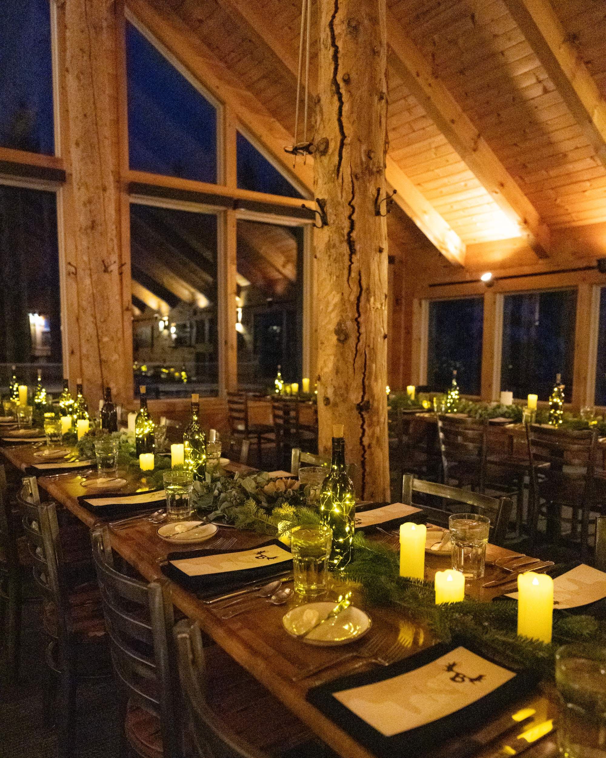 Tablescape at Bullwinkle's at night