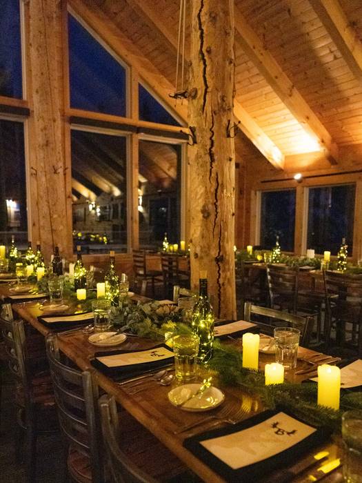 Tablescape at Bullwinkle's at night