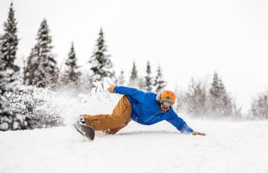 Snowboarder carving a turn