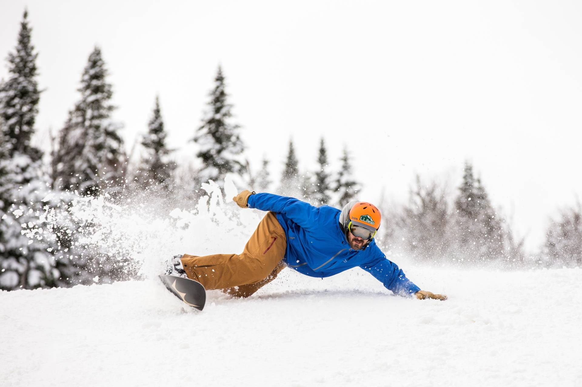 Snowboarder carving a turn