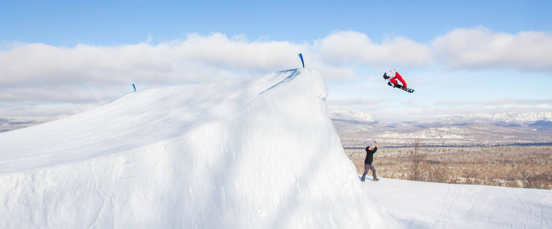 Air and Après jump in daylight