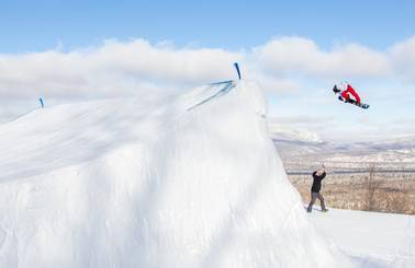 Air and Après jump in daylight