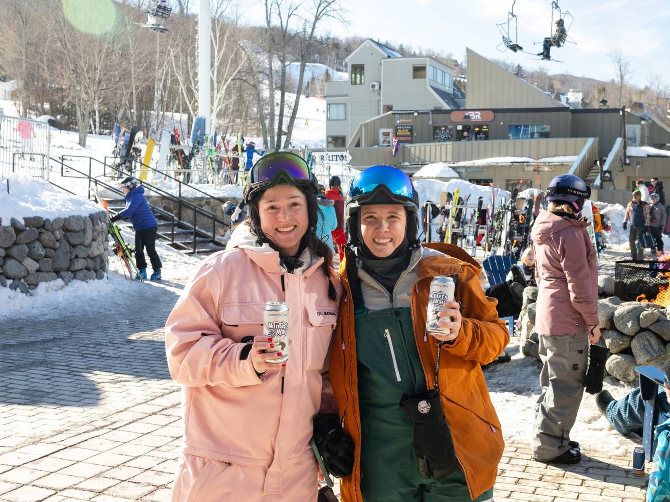 Two smiling guests with beverages