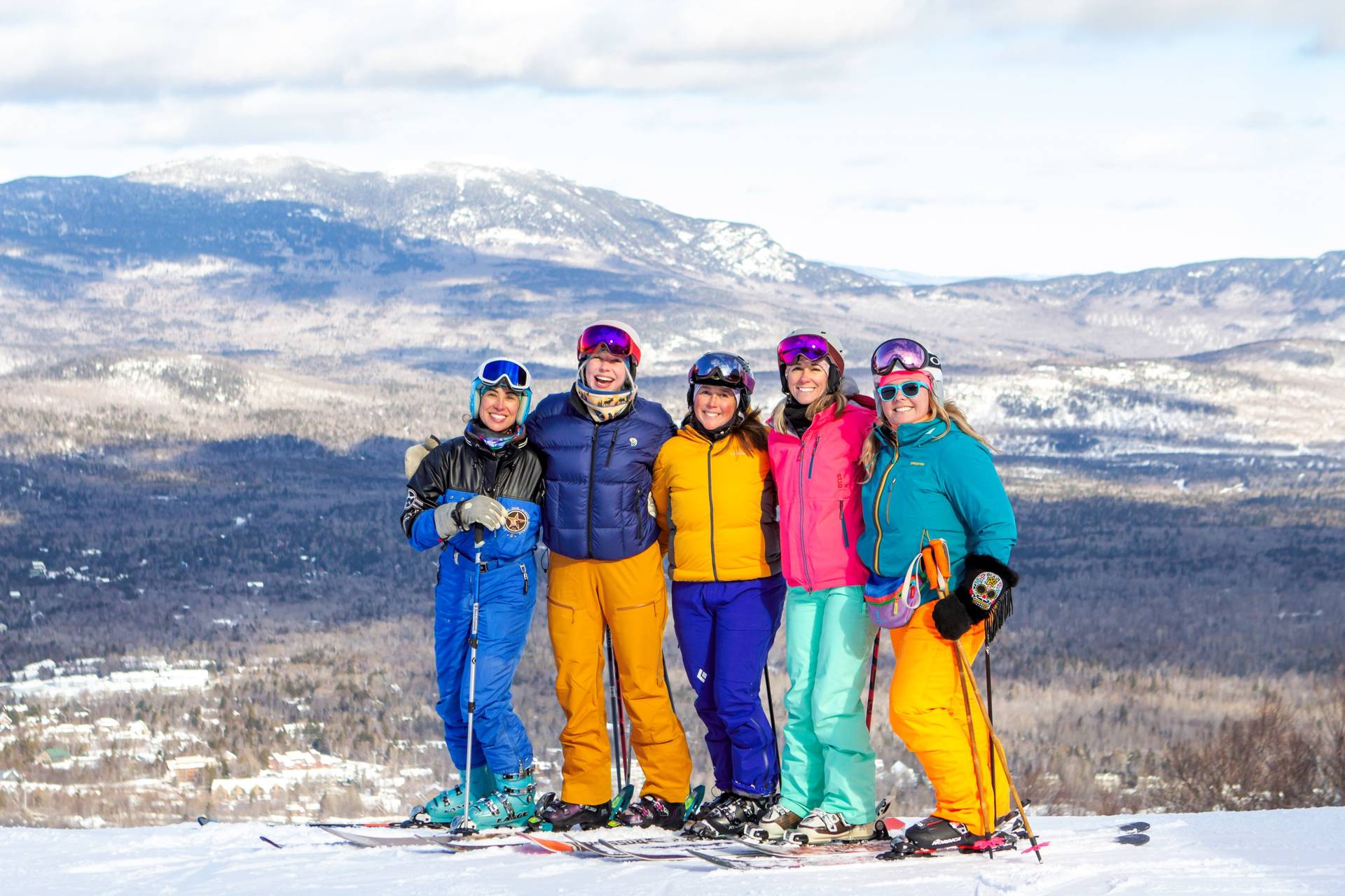 Women skiing