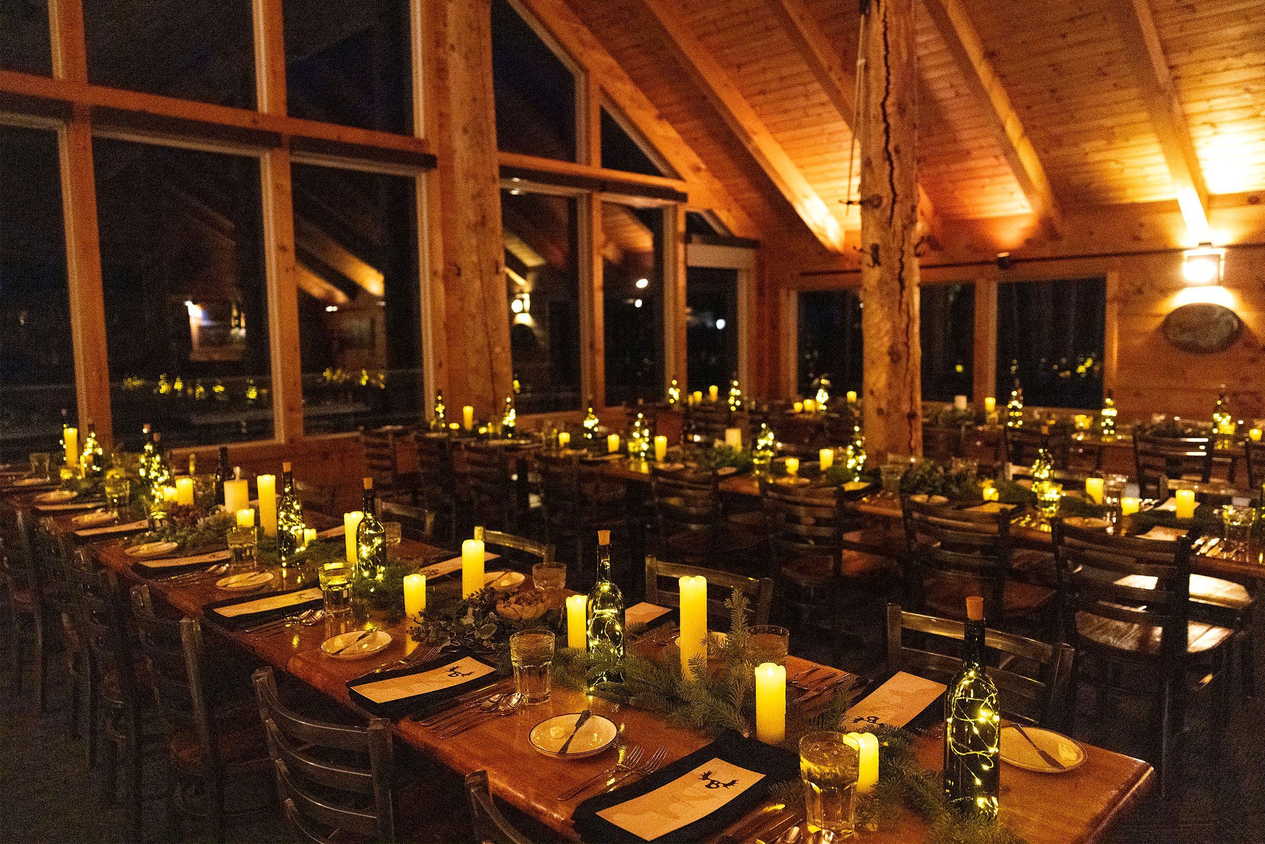Bullwinkle's at night decor