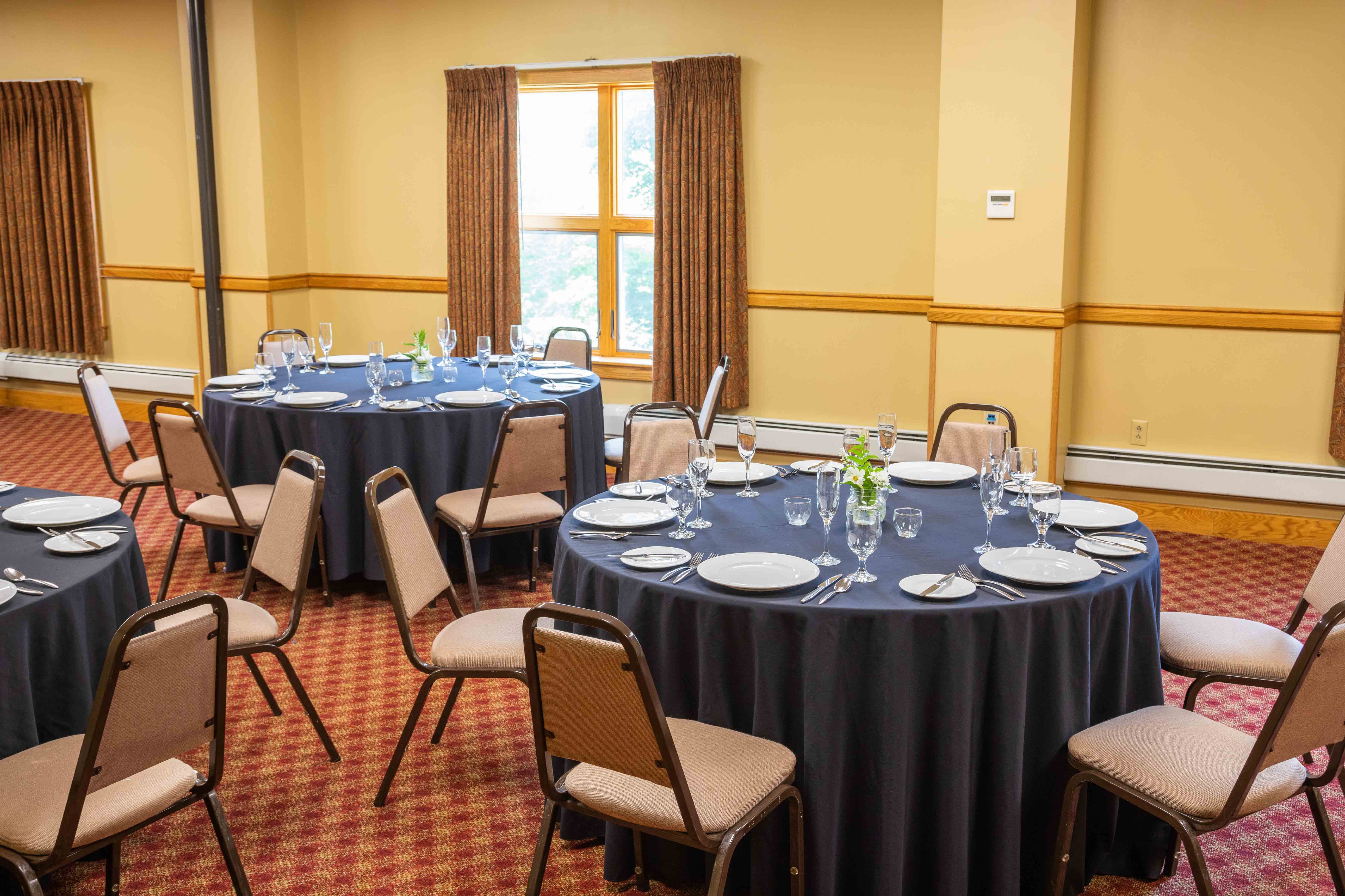 Sugarloaf Mountain Hotel banquet room tables