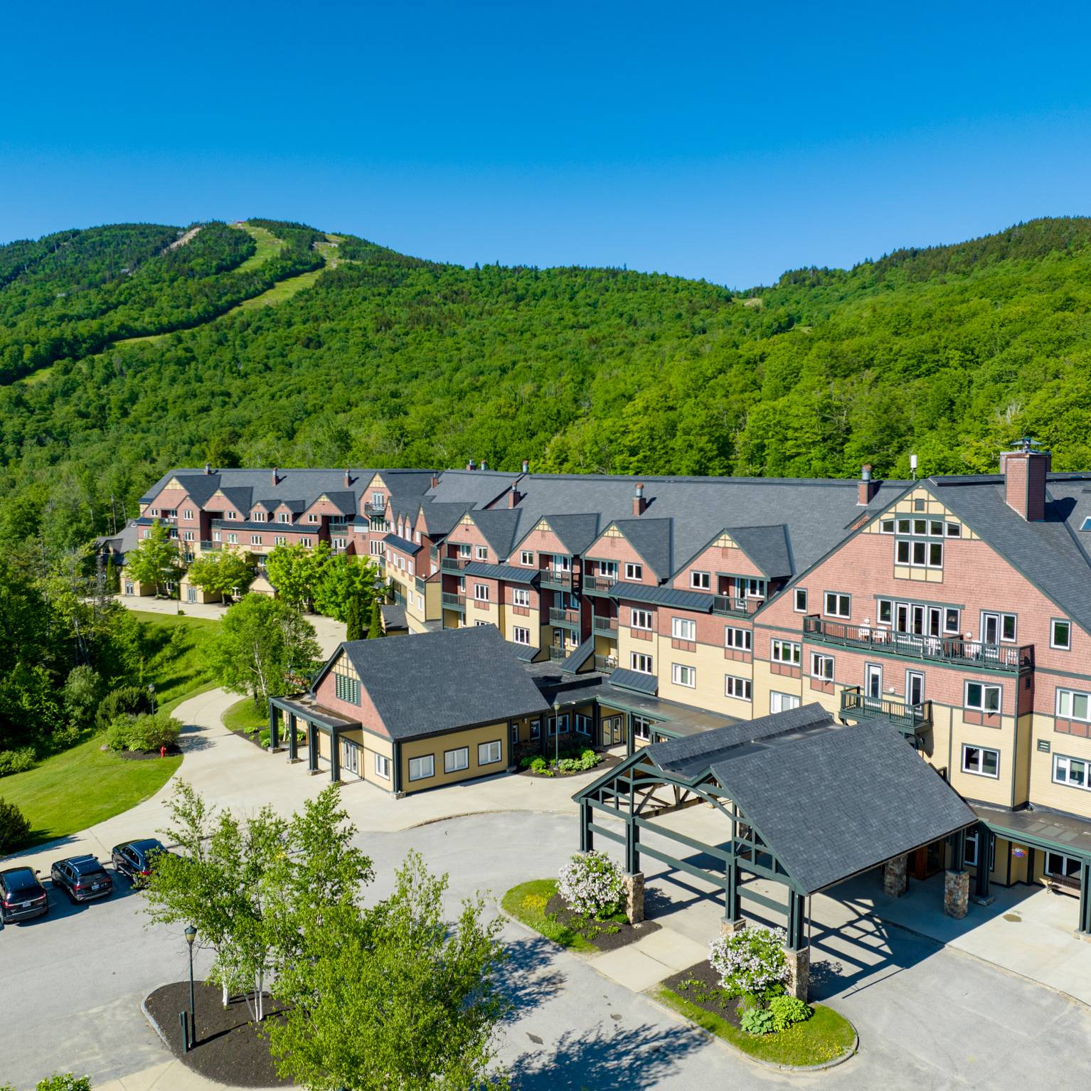 Jordan Hotel in the summer with the mountains in the background.