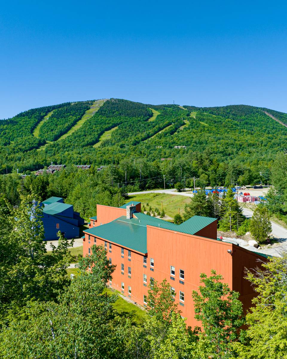 Snow Cap Inn in the summer from the exterior.