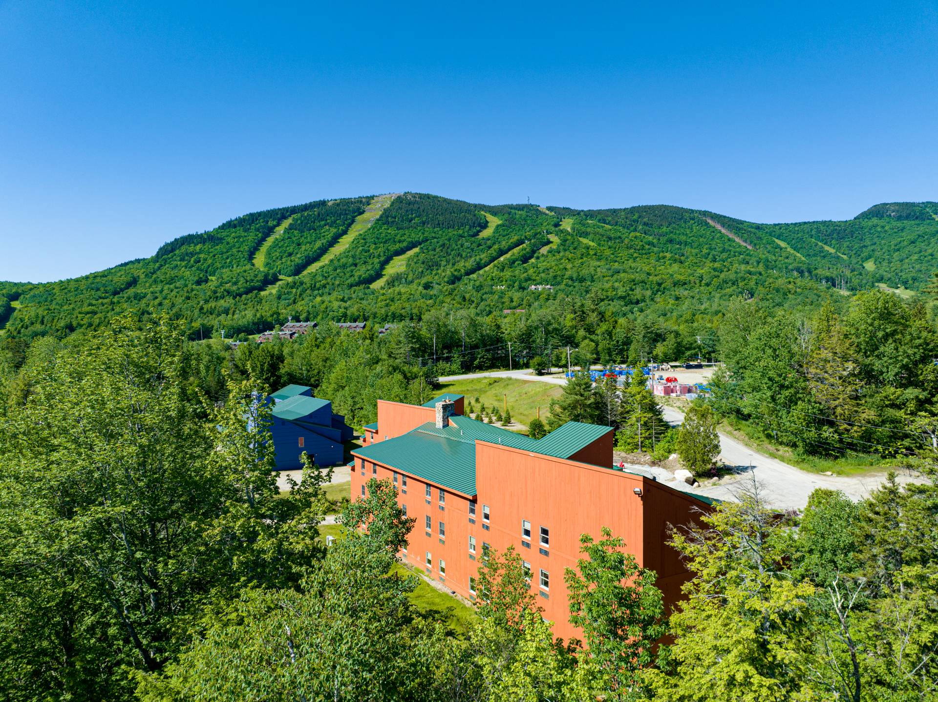 The outside of the Snow Cap Inn at Sunday River in the summer time.