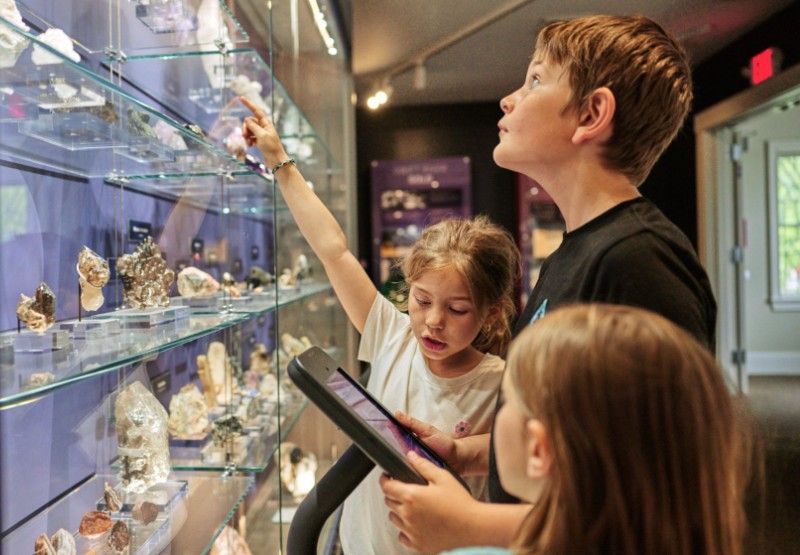 Kids looking at an exhibit at the Maine Mineral and Gem Museum.