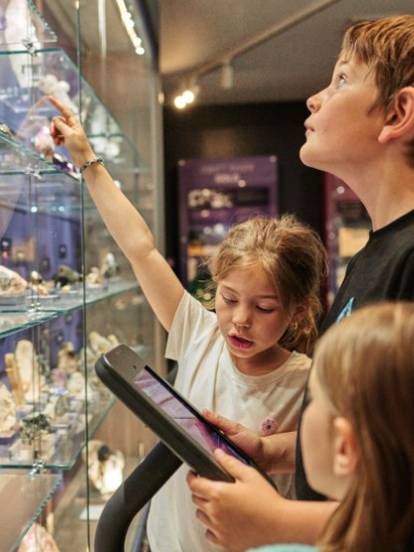Kids looking at an exhibit at the Maine Mineral and Gem Museum.