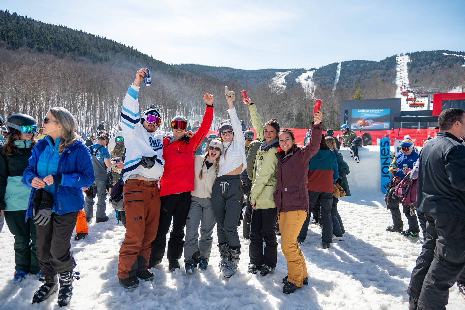 A group enjoying après at the Iglu at Sunday River.