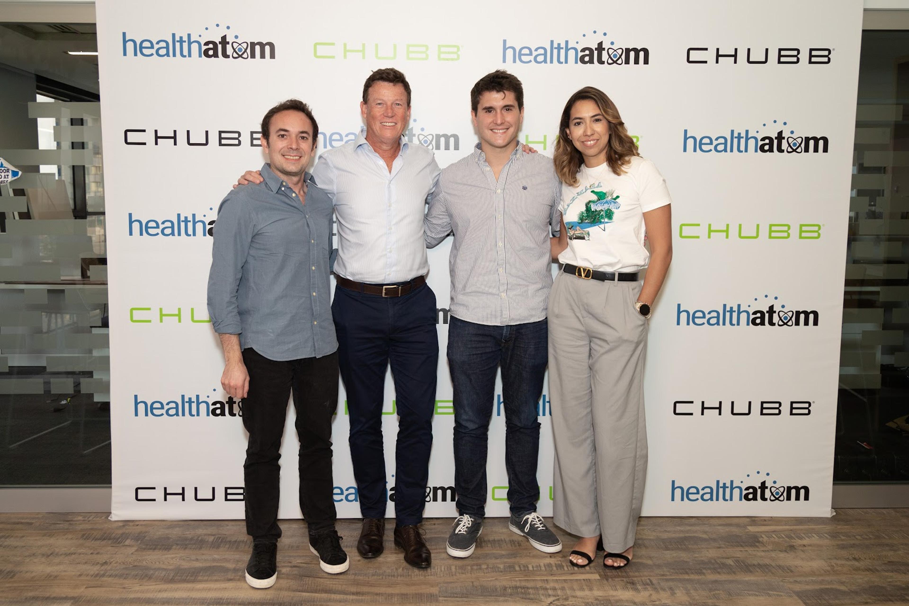 Foto oficial de firma de contrato entre Dentalink (Healthatom) y Chubb 