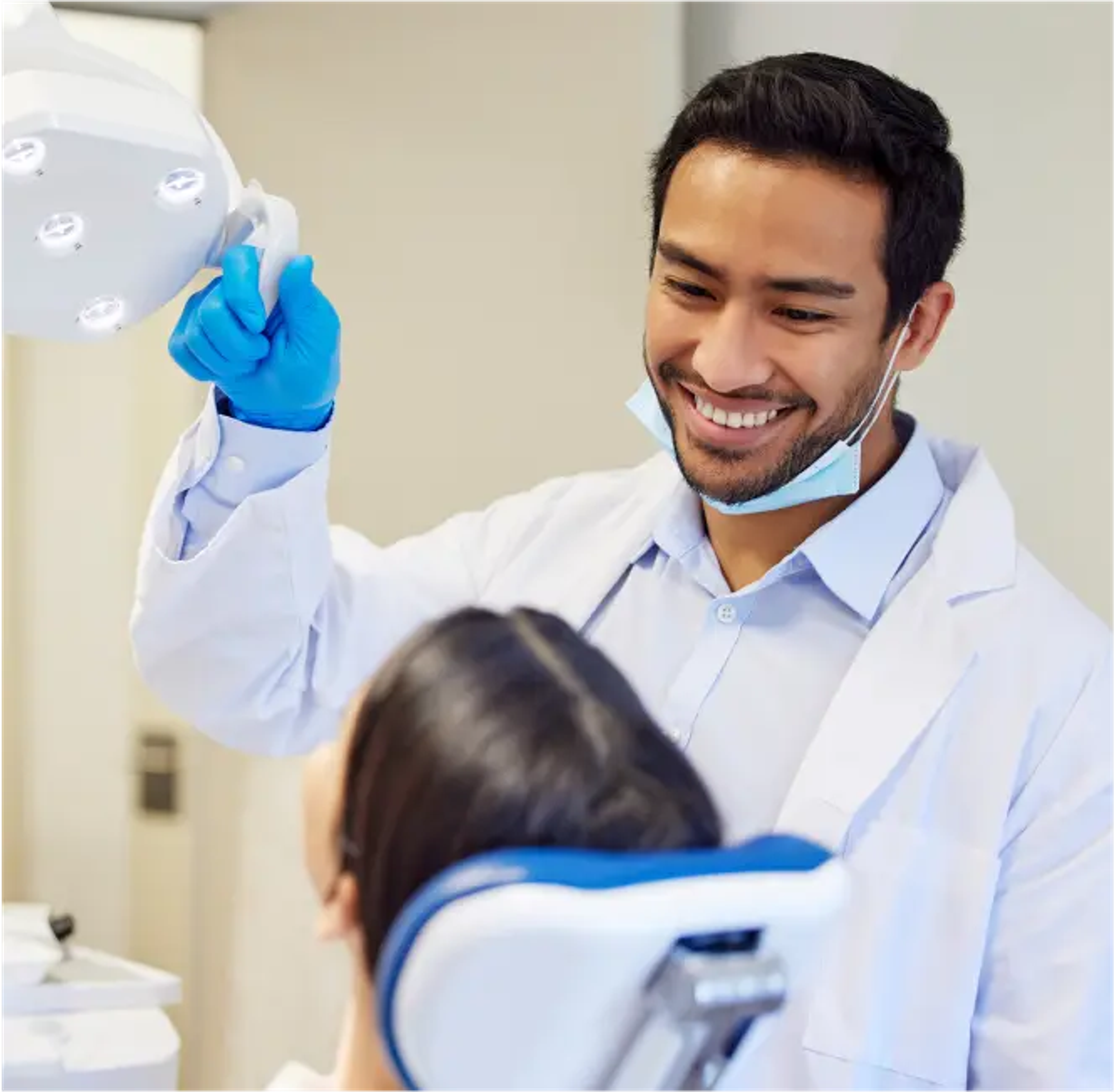 Panel de Dentalink con la agenda de citas, la ficha clínica con esquema facial y el cobro en línea