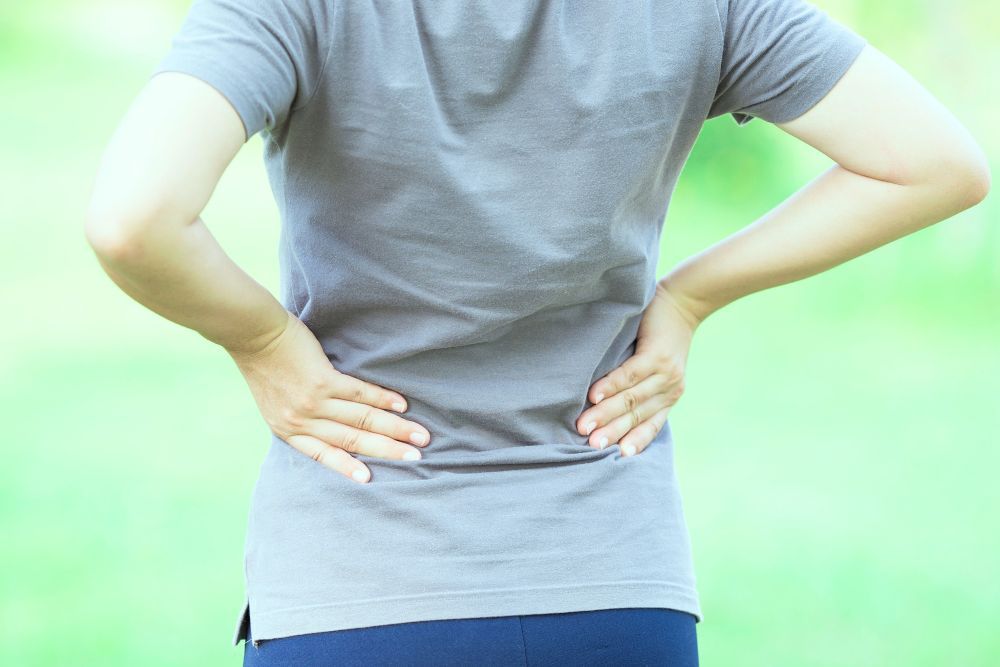 ¿Es bueno andar para el lumbago? Beneficios y relación con la fisioterapia | Clínica Recupérate en Salamanca