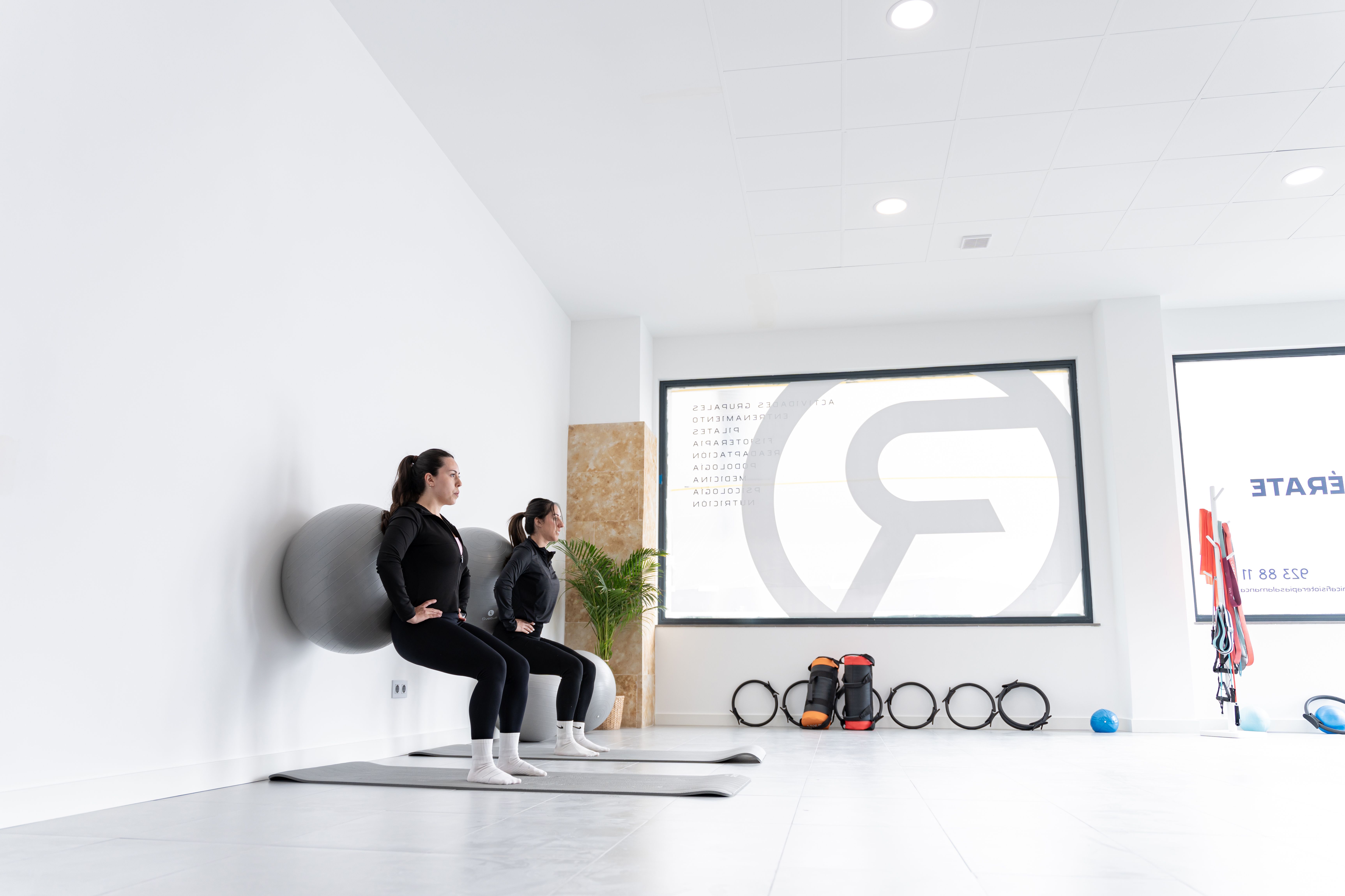 Clase de pilates en Clínica Recupérate Salamanca — ejercicio con fitball