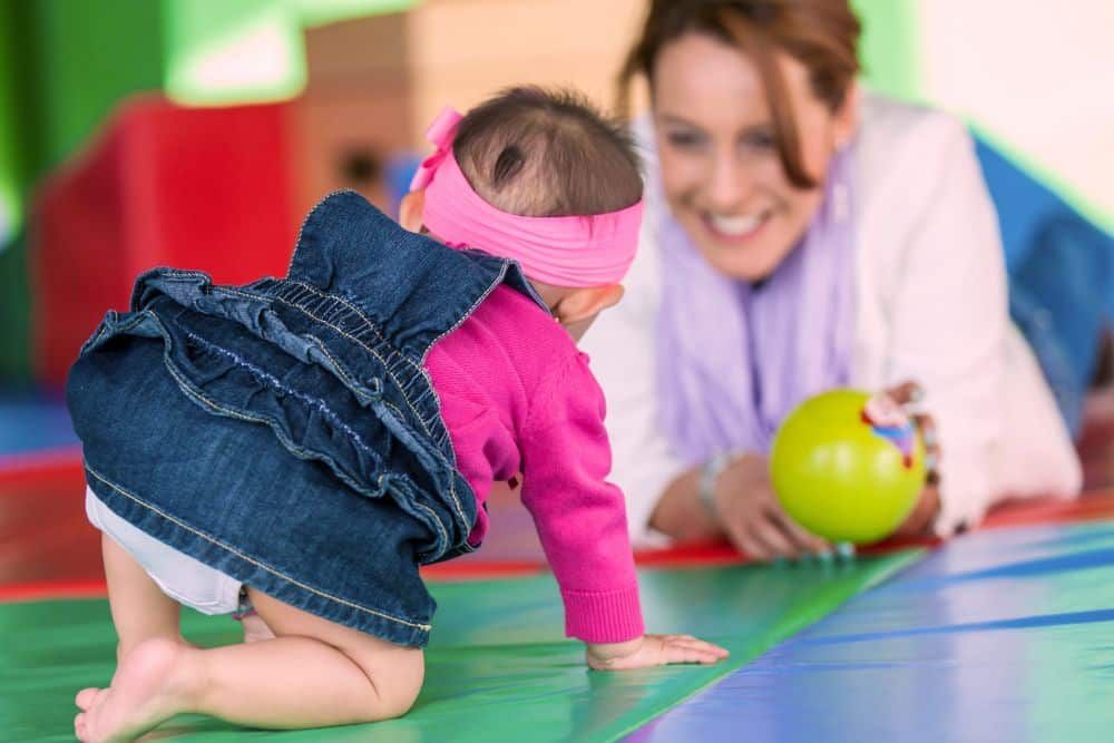 Estimulación temprana con fisioterapia: clave para el desarrollo de tu bebé | Clínica Recupérate en Salamanca