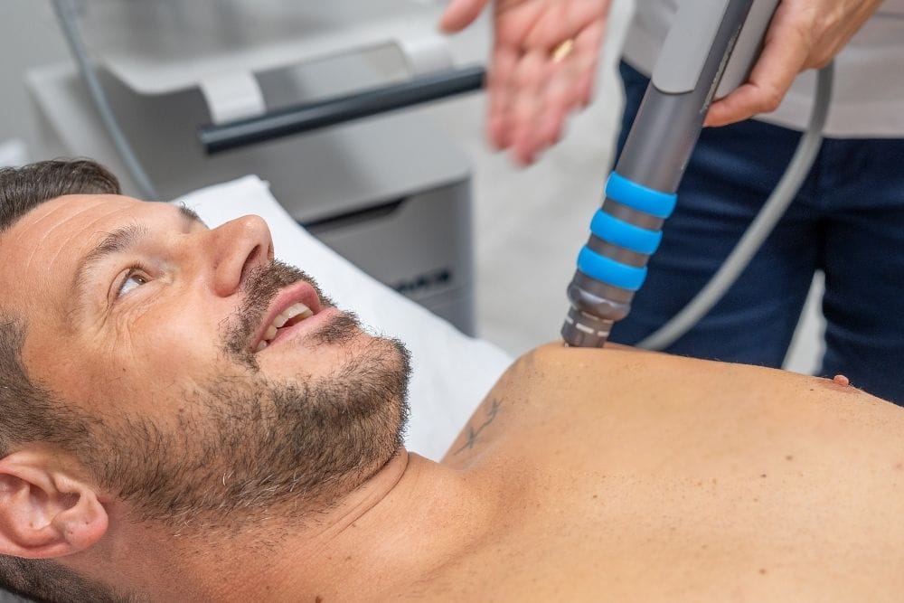 ¿Son dolorosas las ondas de choque en el hombro? | Clínica Recupérate en Salamanca