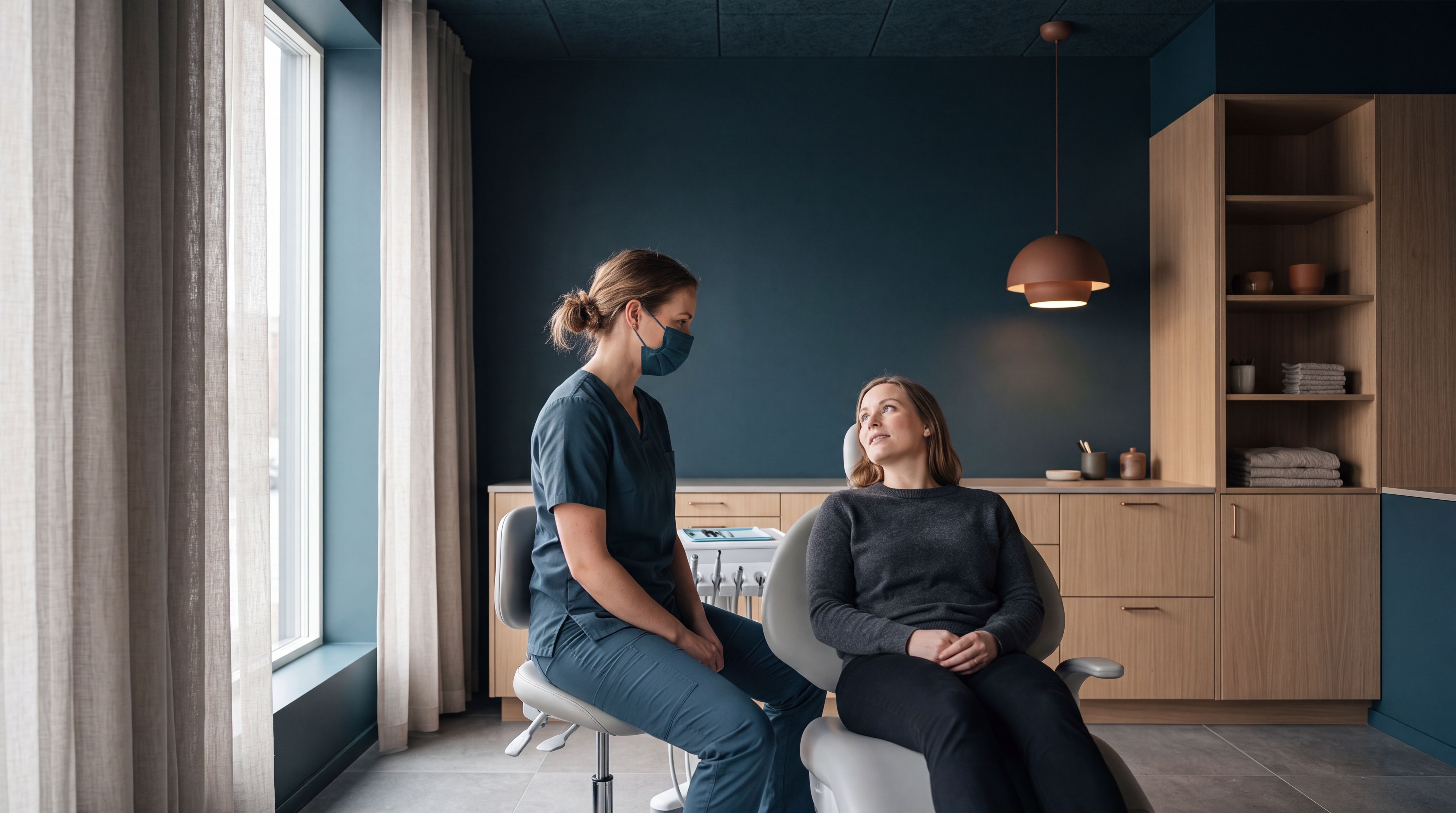 Rolig behandlingsrom i mykt morgenlys