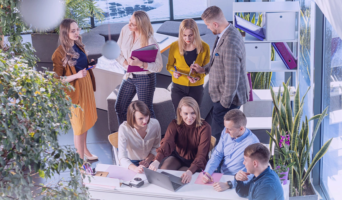 Szymon Negacz w otoczeniu zespołu agencji marketingowej AdWise, specjalizującej się w strategii marketingowej B2B