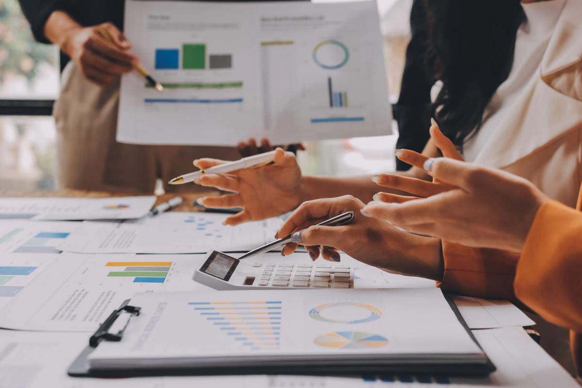 zespół analizujący, jak działa wybrany system marketing automation 