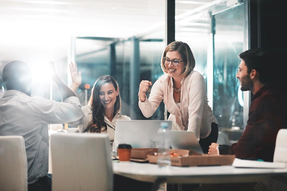 zespół marketingu cieszący się z wysokiej skuteczności content marketingu