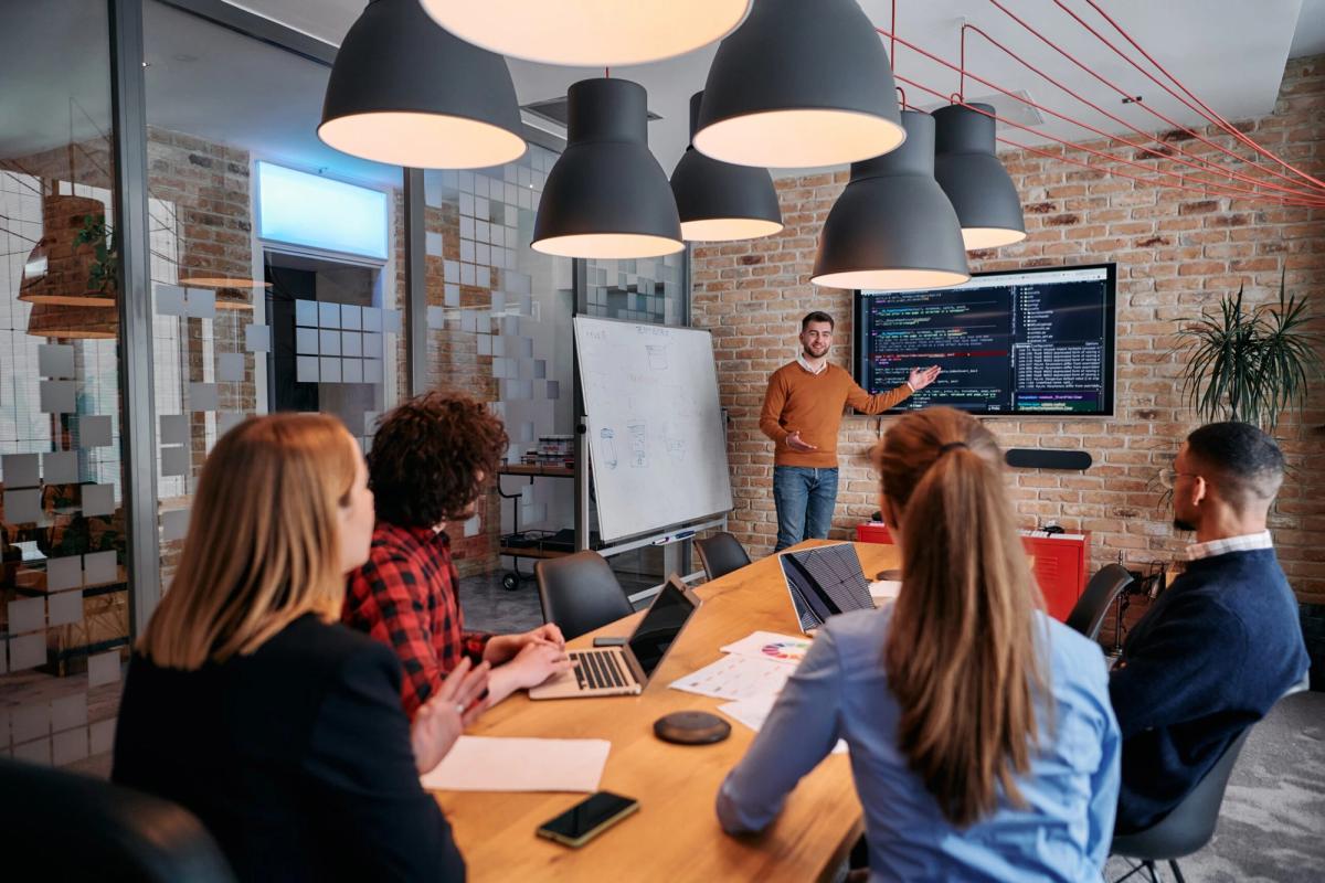 Działania i strategie – marketing B2B. Jak szybko stracić pieniądze na marketingu po 2025 roku? 21 sposobów