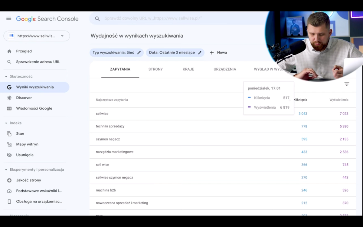 Szymon Negacz analizuje ruch organiczny na stronie sellwise.pl w Google Search Console - kadr z odcinka