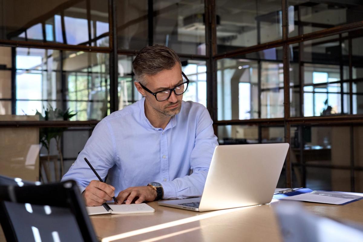 Manager marketingu oblicza koszt leada marketingowego