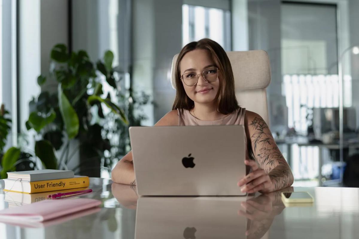 Specjalistka marketingu B2B pracuje przy laptopie w biurze