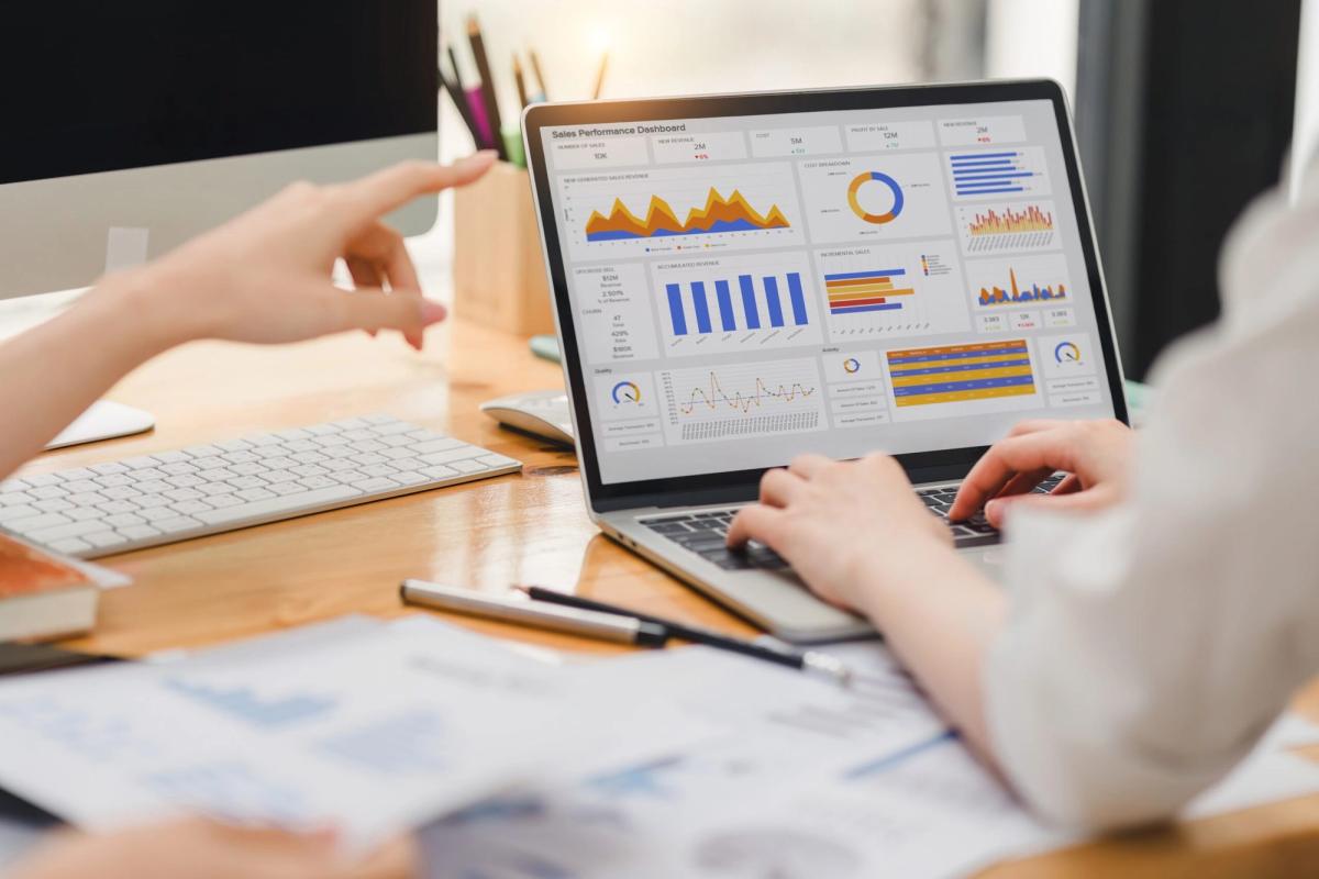 Działania i strategie – marketing B2B. Jak szybko stracić pieniądze na marketingu po 2025 roku? 21 sposobów