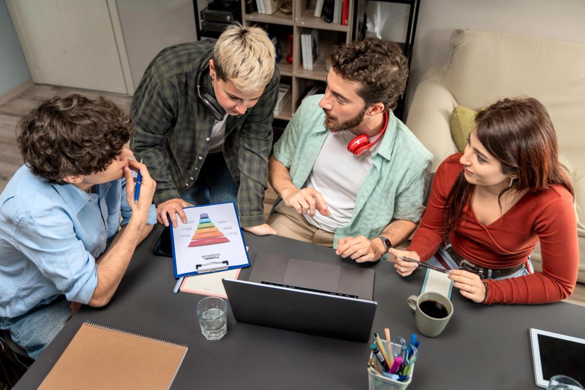 TOFU, MOFU, BOFU i customer journey w procesie decyzyjnym