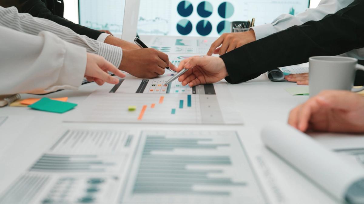 Działania i strategie – marketing B2B. Jak szybko stracić pieniądze na marketingu po 2025 roku? 21 sposobów