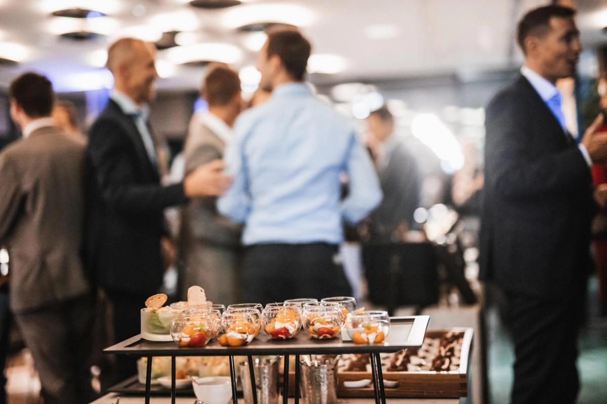 Nawiązywanie relacji przez spotkania networkingowe jest atrakcyjnym pomysłem dla firm B2B.
